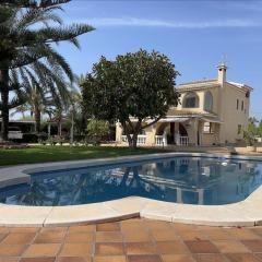 Villa Iluminada con piscina y barbacoa cerca Playa