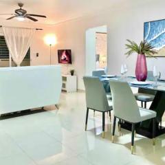 apartamento con piscina con vista al mar