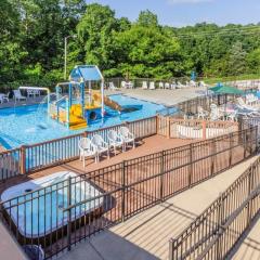 Branson Condo at Stonebridge Golf Resort with Pool and Wi-Fi close to Silver Dollar City and 76