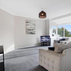 Spacious Living Room & Modern Comforts, Sleeps 4