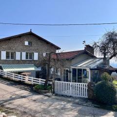 Grande maison en pierre à la campagne, belle vue