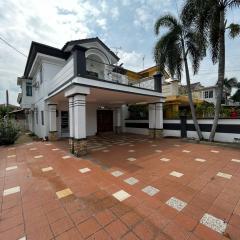 Merdeka Villa with Karaoke and Snooker (19-22 pax)