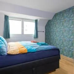 Private room with AC- microwave, personal fridge & metro access - 7 min to center