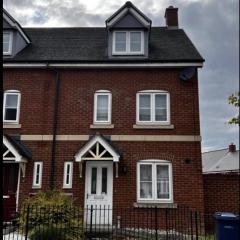 Charming 3-Bed House in Gloucester