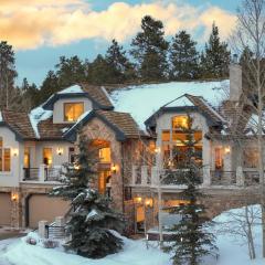 Trail walk to town, Panoramic views of Breck Resort, Hot tub, Elegant Finishes!!