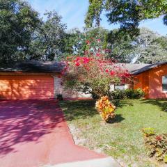 Cozy home with 1-car garage within walking distance to the beach. 836C