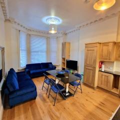 Lovely Ground Floor Home with Private Garden by Earls Court Station