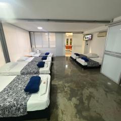 Apartamento para grupos grandes dentro de centro comercial con frisby