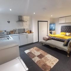 Beautiful En-suite Studio in Leeds -Lower Floor