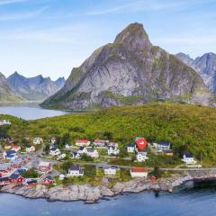 Reine Fishermans House - Mountain & Seaview