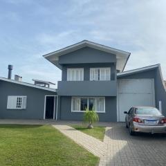 Casa grande com jardim