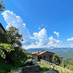ISA-Rooms with private bathroom in a villa with fenced garden surrounded by greenery in the Garfagnana area, shared kitchen, shared hydromassage tub and sauna