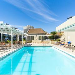 Apartment in Seapoint, Pool and free parking.
