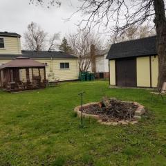 Cozy 6 bedroom home with Gameroom and Fire pit.