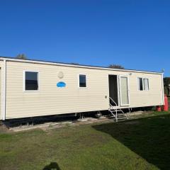 Captivating 2-Bed Caravan in Clacton-on-Sea