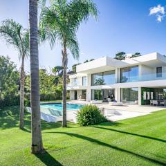 ELM2- Luxury, Modern Villa by Roomservices
