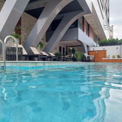 Ótimo Apto, Jacuzzi aquecida e piscina, pertinho da praia