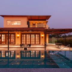 Golden Sunsets by StayVista - Refreshing pool, serene lawn - your tranquil retreat