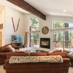 Wolf Den - Bright Open Concept 3 Bedroom- Hot Tub, Pet-Friendly, Minutes from Skiing!