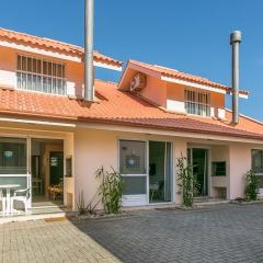 Modernos chalés a 90 metros da praia