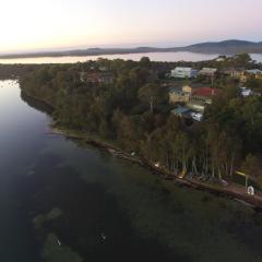 Wallis Lake Retreat-Between the ocean and the lake