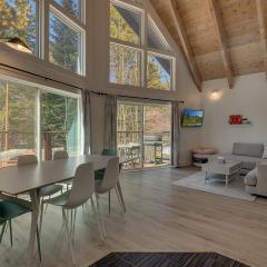Moon Dune Chalet, Remodeled 3 BR Cabin plus Loft, Walk to Dining