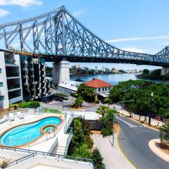 Story Bridge view apartment with parking and pool