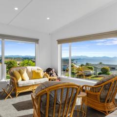Scenic Lake Views - Taupo Holiday Home