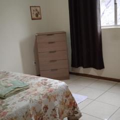 Quarto individual com cama de casal