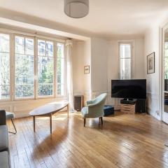 Private Room in Beautiful & Bright Condo in Paris