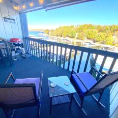 F Lakefront! Remodeled, Sleeps 4, Boat Slip, Patio, WiFi, Cable, Pool