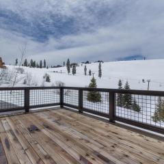 Four Seasons at Tahoe Donner - Gorgeous 4 BR Private Hot Tub- Pool Table- Amenity Access