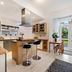 Pass the Keys Old Trafford 4-Bedroom Retreat Near Manchester United & City Centre - Family-Friendly
