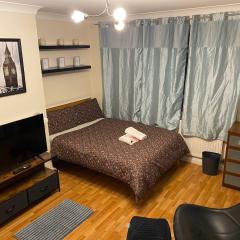 Huge and affordable 3 bedroom flat in Hammersmith for 6 people with breakfast