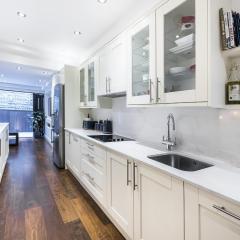 Kensington Luxurious Three Bedroom Apartment