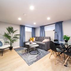 Modern Urban Escape -King Bed -Pet Friendly - Free Parking & Netflix - Fast Wi-Fi