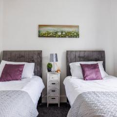 Bright & Spacious 2BR Near Westcliff Beach & High St by Everhome Ltd