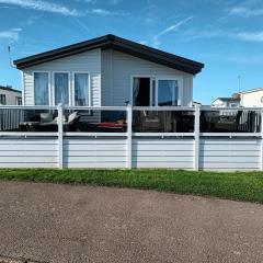 Beautiful 4 Berth Lodge With Free Wifi At Pakefield Holiday Park Ref 68019cr