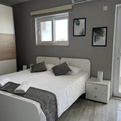 F4-1 Double room with private bathroom and balcony