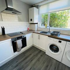 Leasows House - Sleeps 9 - Perfect for contractors and families