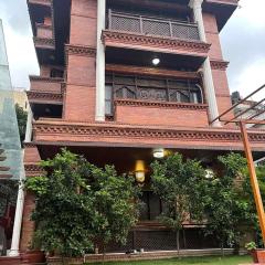 Makach House- Traditional Boutique House with Garden
