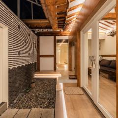 Luxury hanok with private bathtub - Chaewondang