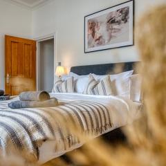2-Bedroom Stunning, Modern & Spacious Apartment, near Ocean Village, Central Southampton - by Blue Puffin Stays