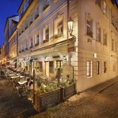 Hotel At the Golden Scissors