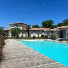 Gîte Crest, avec terrasse et piscine.