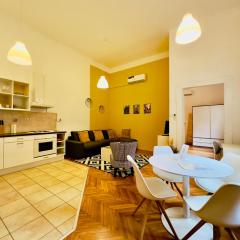 Yellow House - Large central one-bedroom