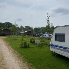 Lege kampeerplek voor tenten, caravans en campers