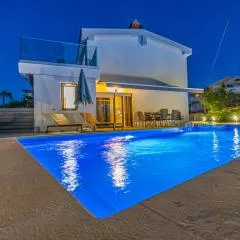 VILLA NINA MALINSKA 150m FROM THE BEACH, SWIMMING POOL