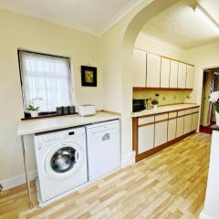 Barking London House sleeps 12 - parking - train tube - airport