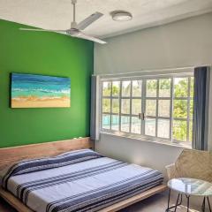 Studio -Trees at Mikasa- Near beach, Pool, Fast Wifi, AC & King bed
